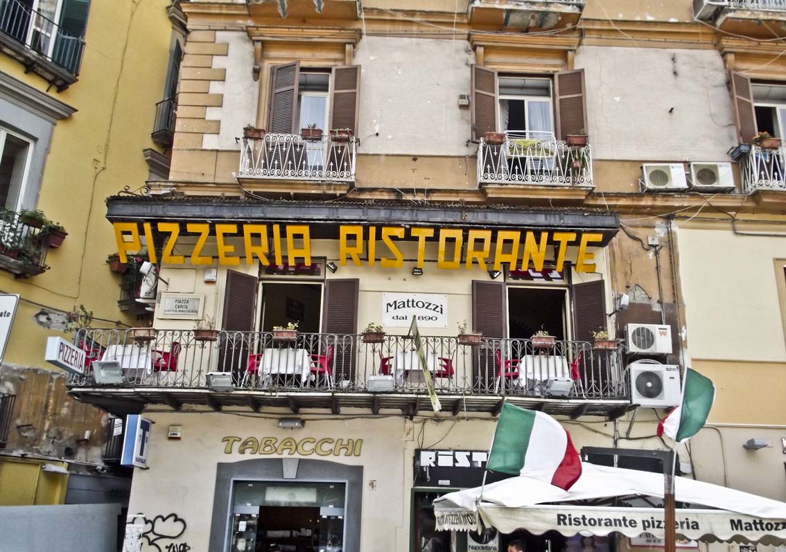 Самые знаменитые пиццерии Неаполя. Pizzeria Mattozzi  Фото: Элиот Браун CC-BY