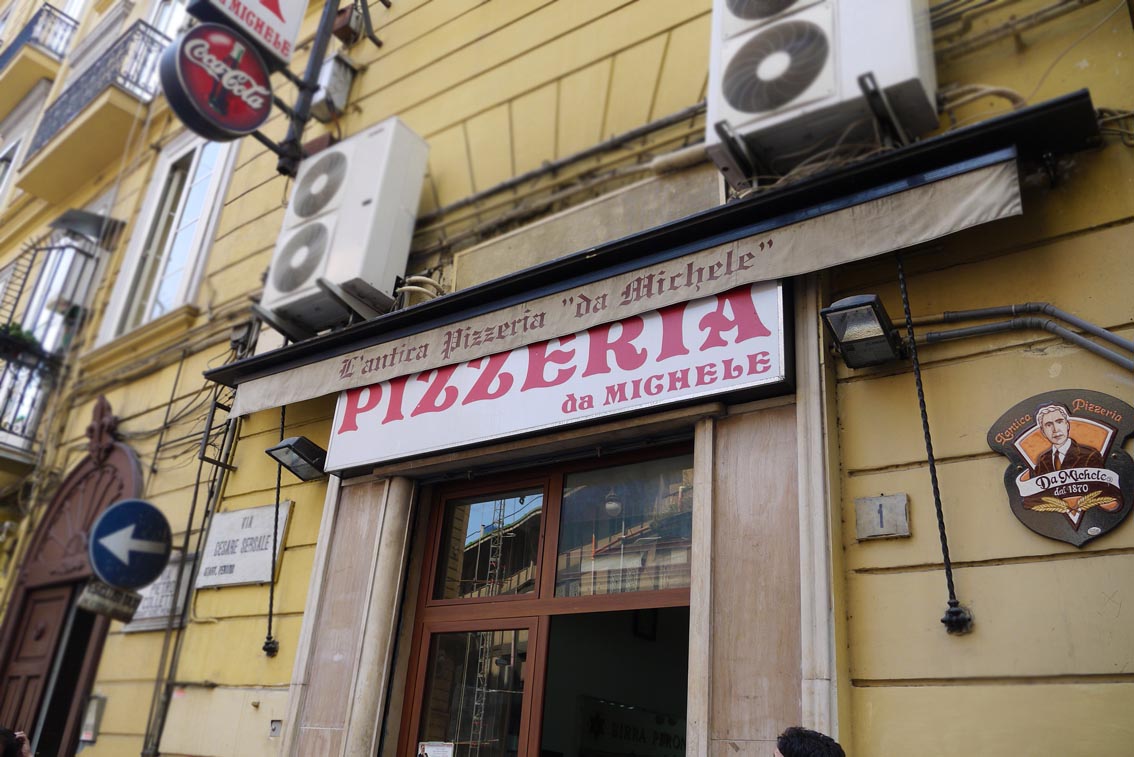 Самые знаменитые пиццерии Неаполя. Pizzeria Da Michiele  Фото: Ричард, CC-BY-SA