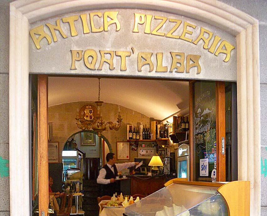 Самые знаменитые пиццерии Неаполя. Antica Pizzeria Port'Alba  Фото: ©Надежда Феденко